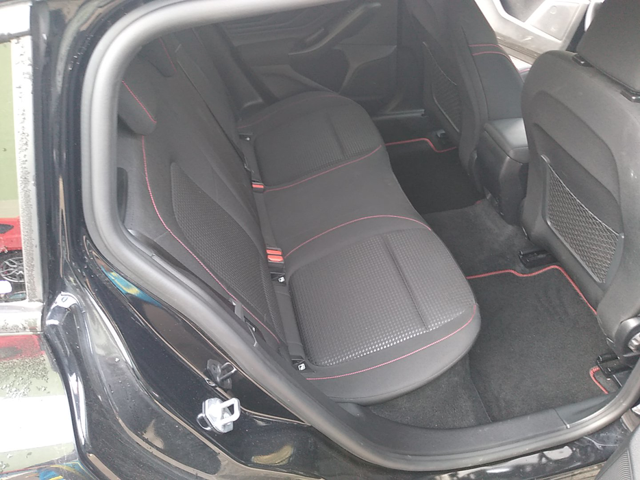 Zdjęcie kanapy tylnej z prawej strony