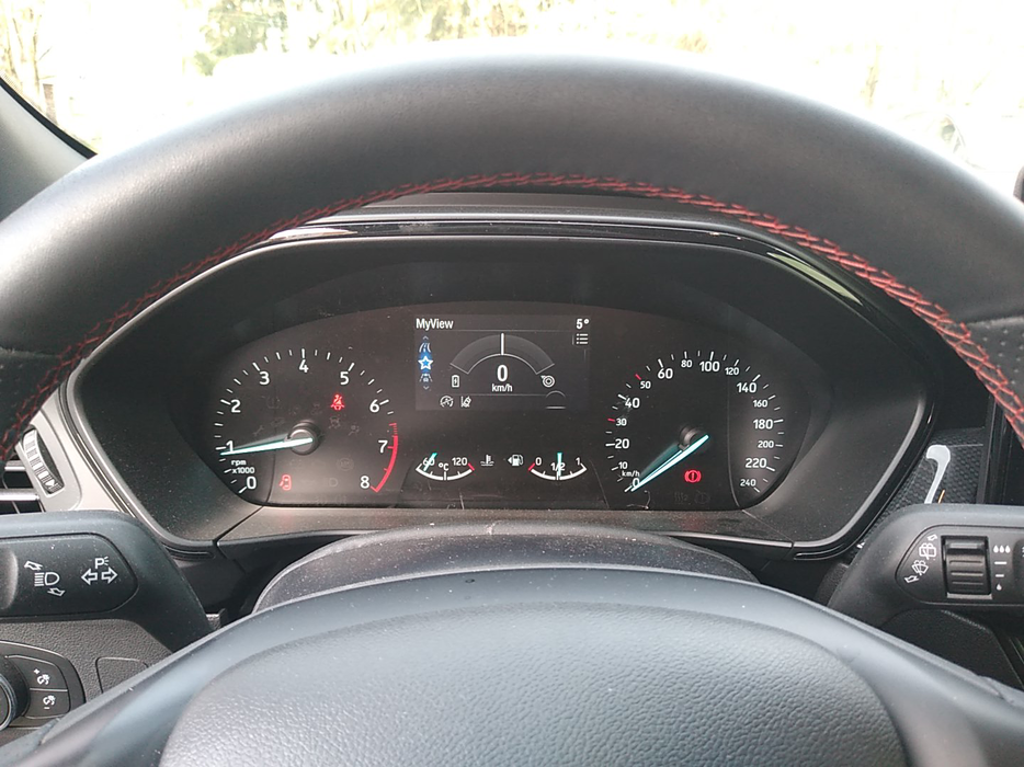 Zdjęcie zegarów i kontrolek po uruchomieniu silnika