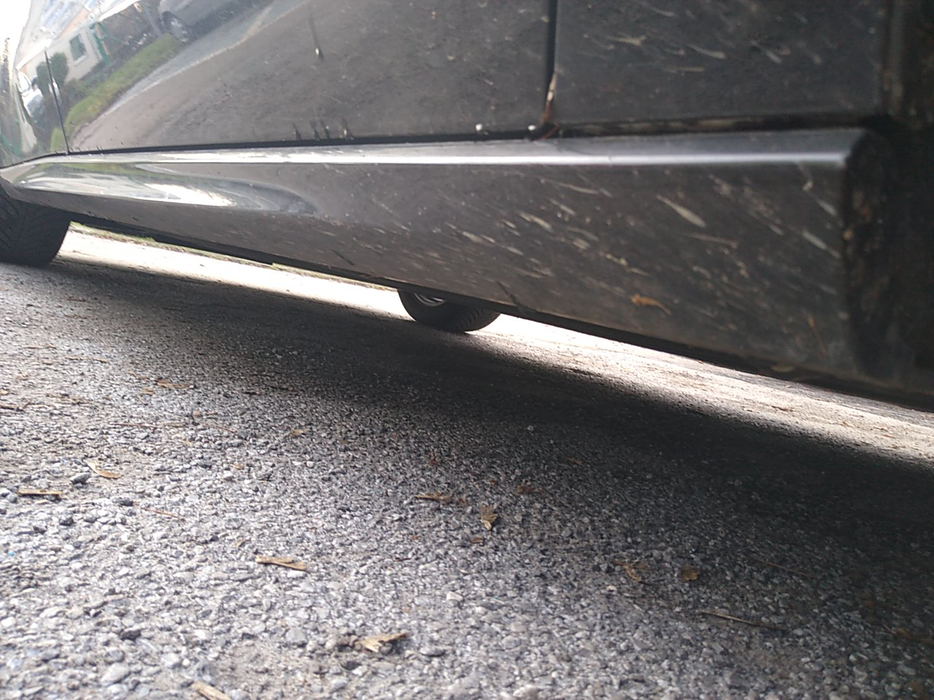 Zdjęcie progu przedniego prawego od dołu po przekątnej