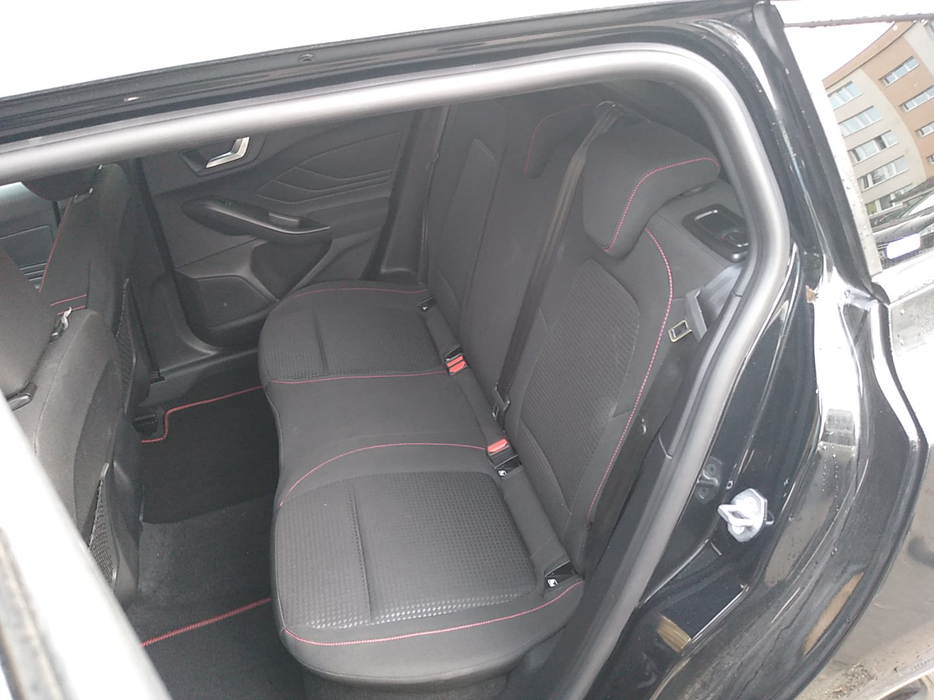 Zdjęcie kanapy tylnej z lewej strony