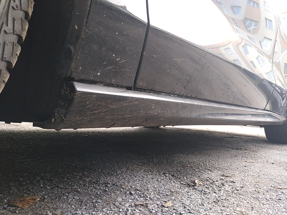 Zdjęcie progu przedniego lewego od dołu po przekątnej