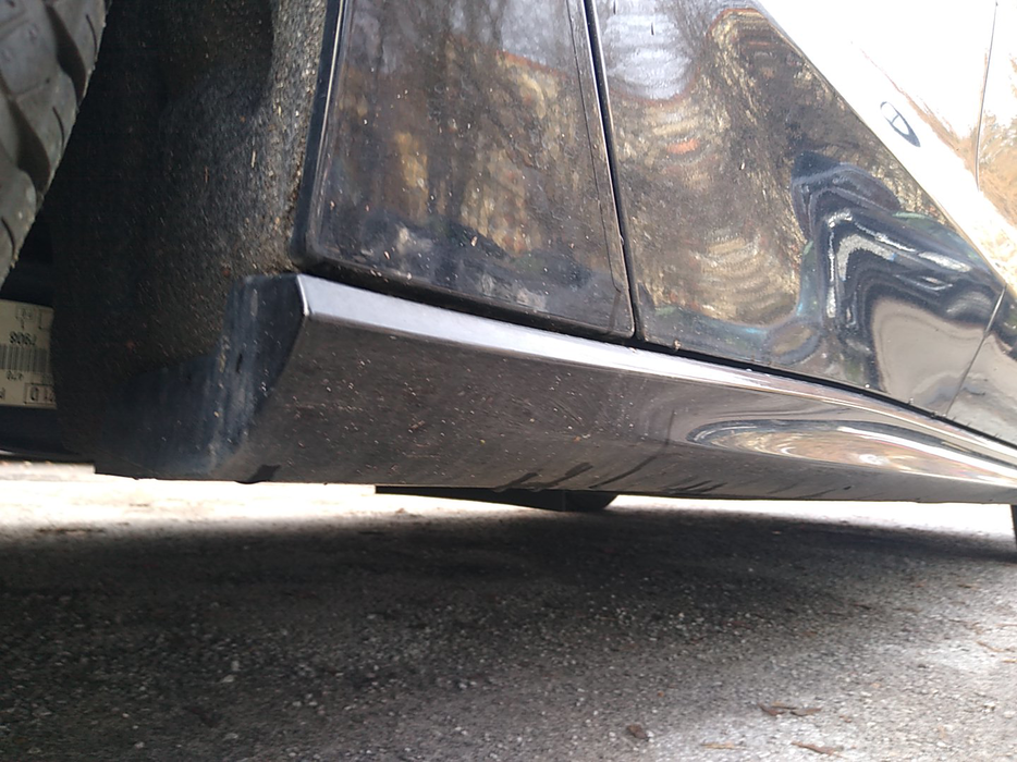 Zdjęcie progu tylnego prawego od dołu po przekątnej