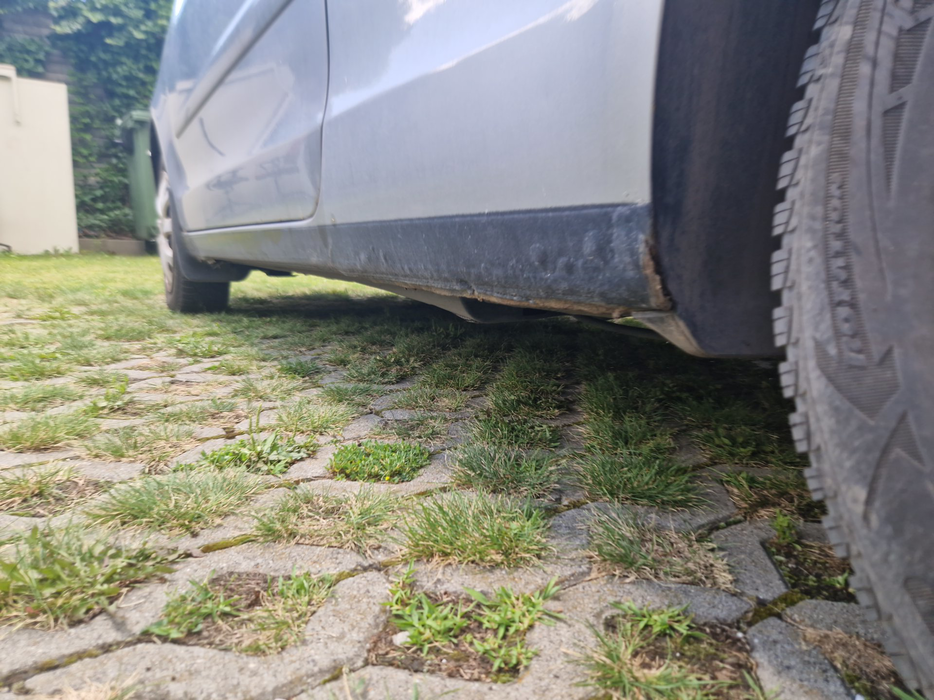 Zdjęcie progu tylnego lewego od dołu po przekątnej
