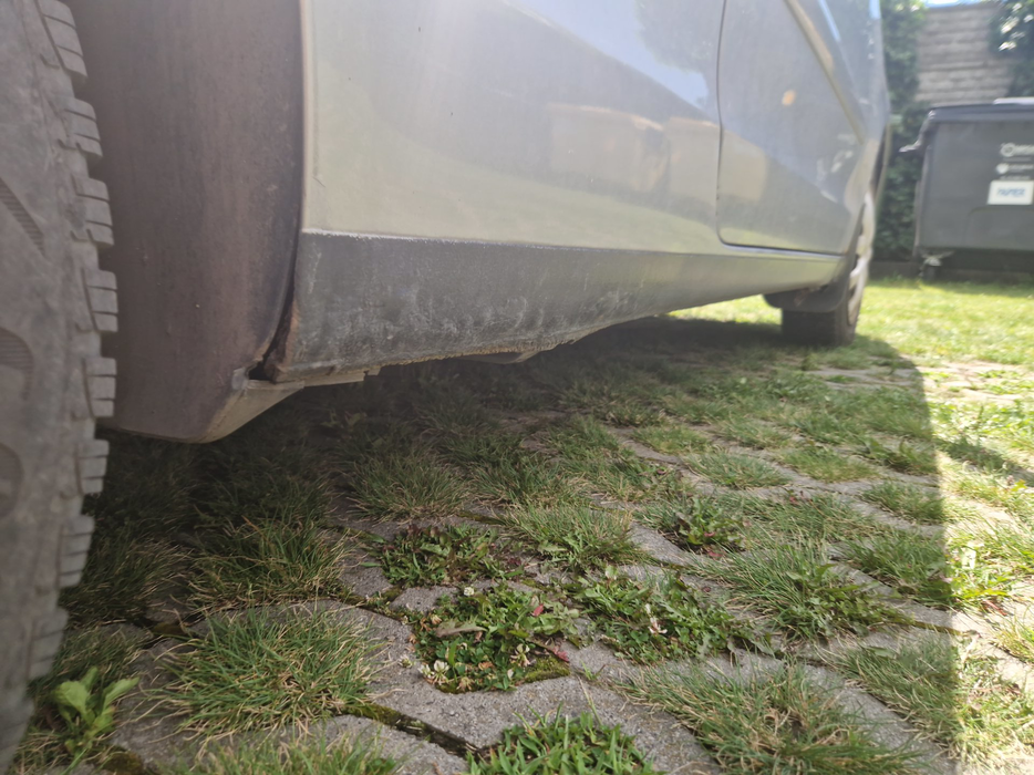 Zdjęcie progu tylnego prawego od dołu po przekątnej