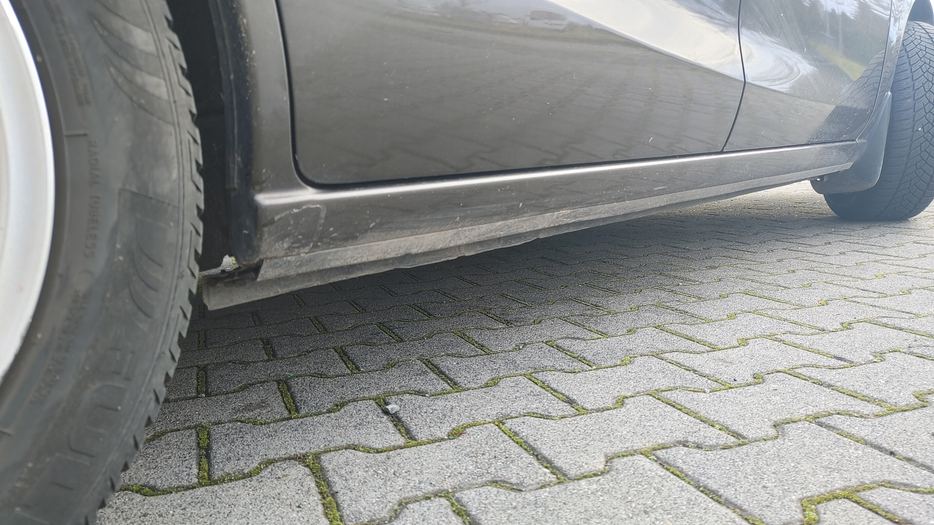 Zdjęcie progu przedniego prawego od dołu po przekątnej