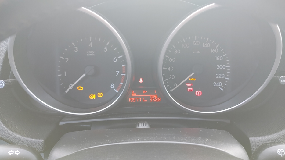 Zdjęcie zegarów i kontrolek po uruchomieniu silnika