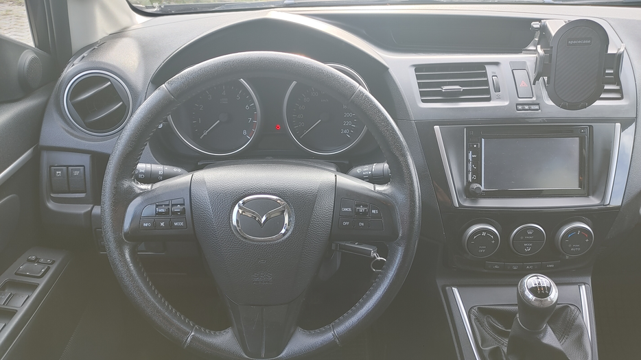 Zdjęcie kokpitu i kierownicy