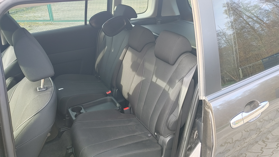 Zdjęcie kanapy tylnej z lewej strony