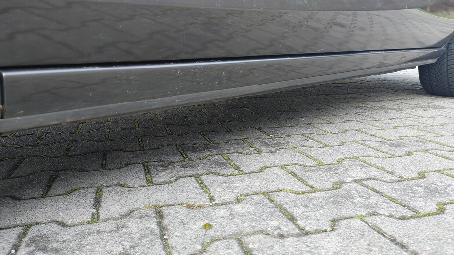 Zdjęcie progu tylnego lewego od dołu po przekątnej