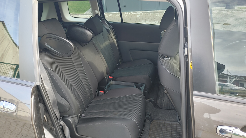 Zdjęcie kanapy tylnej z prawej strony