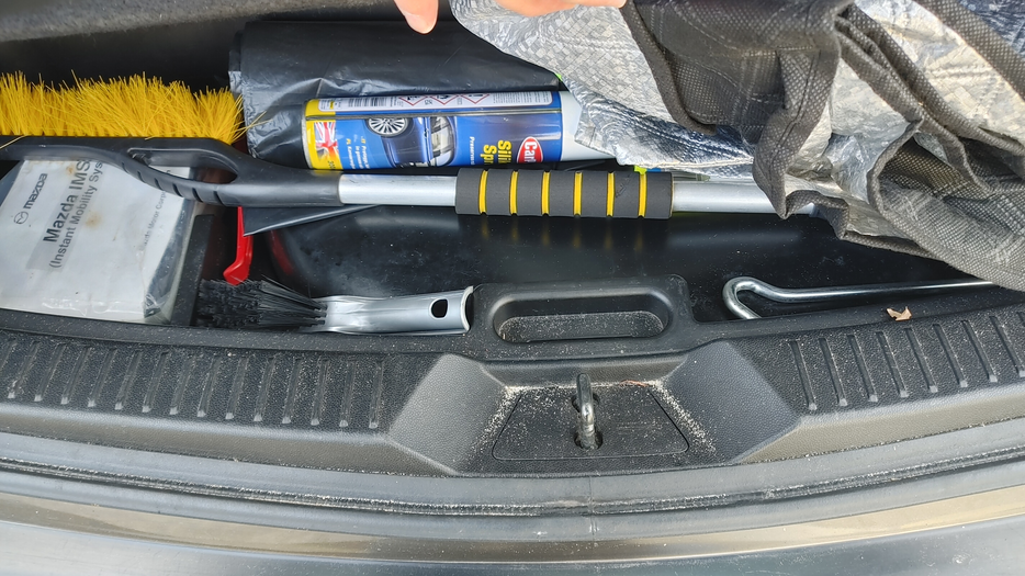 Zdjęcie przestrzeni pod wykładziną bagażnika