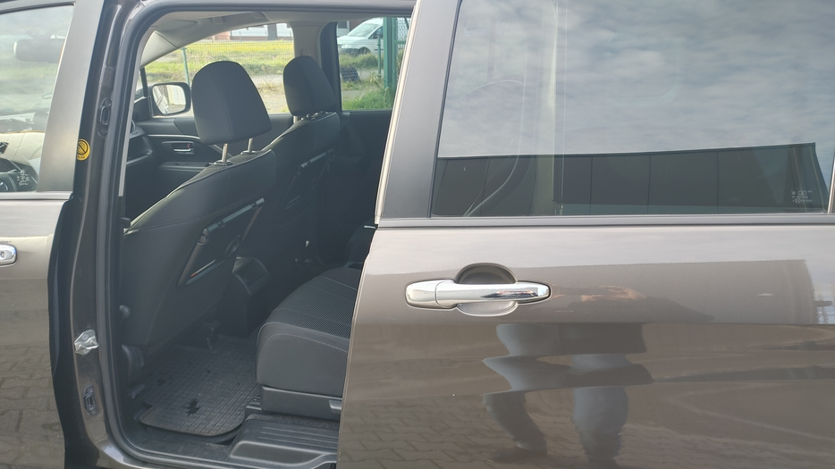 Zdjęcie wnętrza od kierowcy, tył