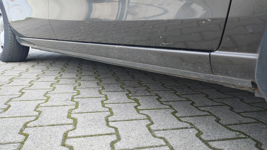 Zdjęcie progu tylnego prawego od dołu po przekątnej