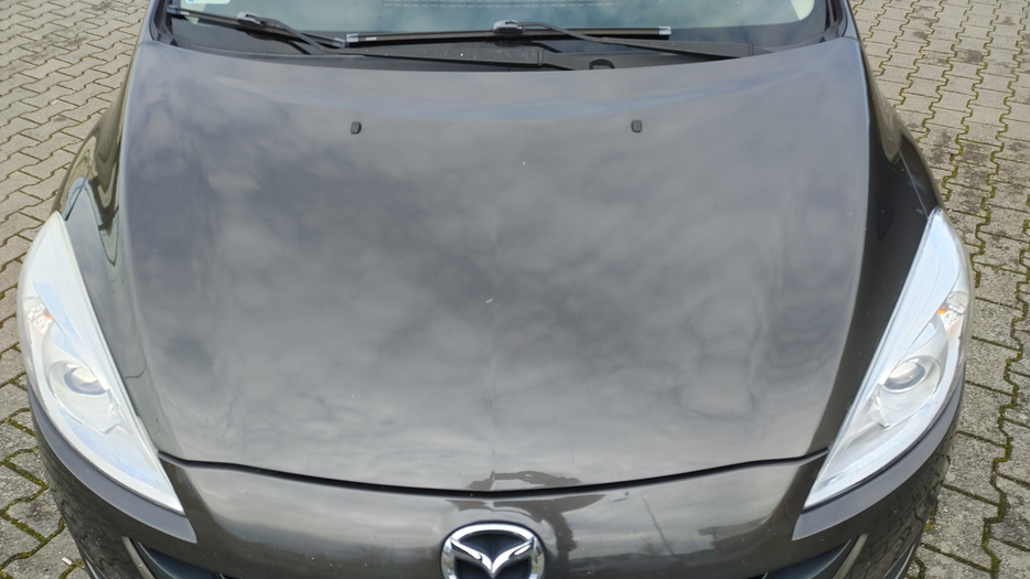 Zdjęcie pokrywy komory silnika