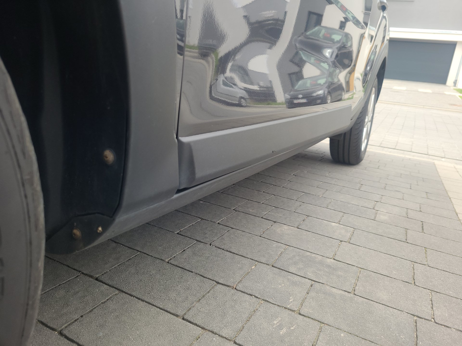 Zdjęcie progu przedniego lewego od dołu po przekątnej