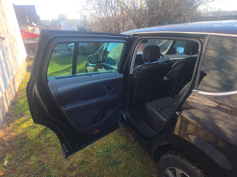 Zdjęcie wnętrza od kierowcy, tył