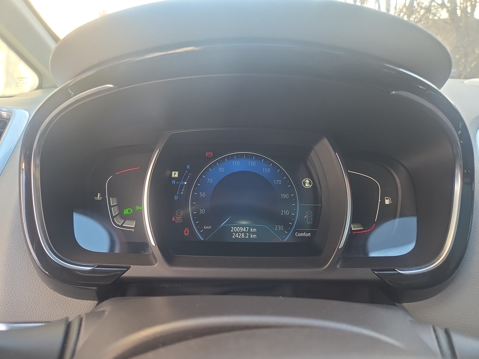 Zdjęcie zegarów i kontrolek po uruchomieniu silnika