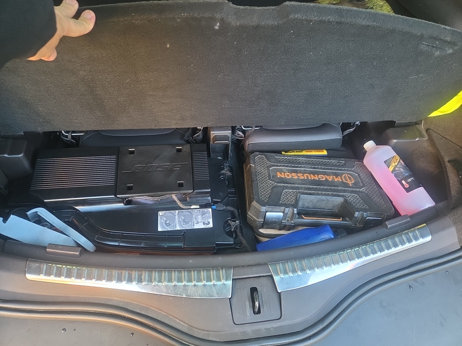 Zdjęcie przestrzeni pod wykładziną bagażnika