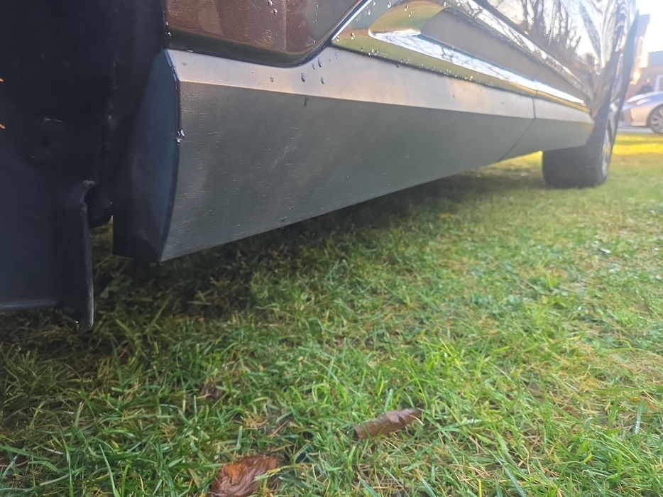 Zdjęcie progu tylnego prawego od dołu po przekątnej