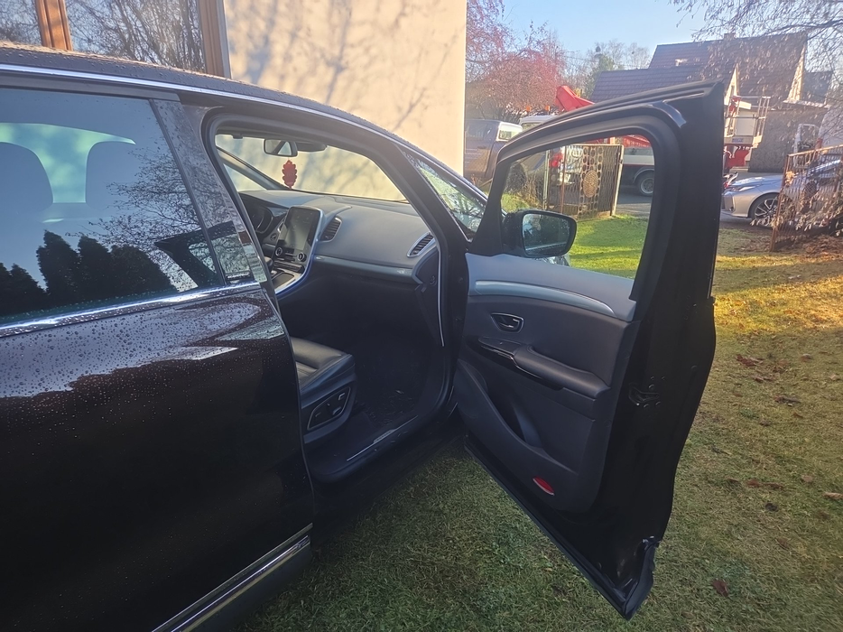 Zdjęcie wnętrza od pasażera, przód