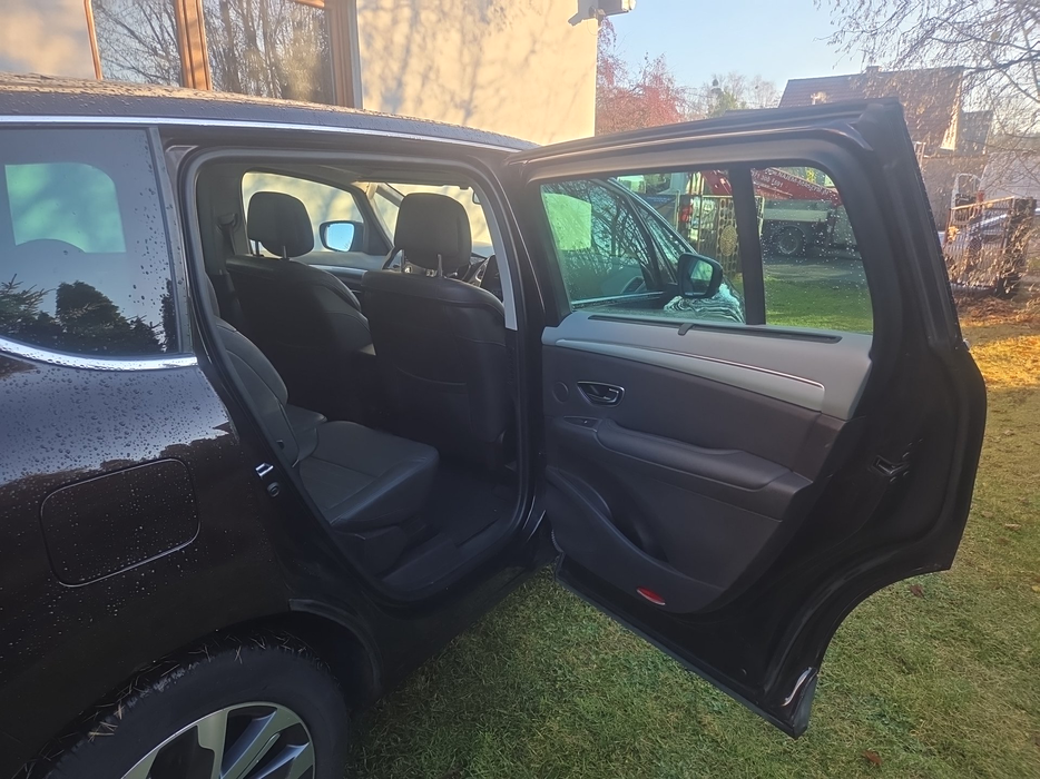 Zdjęcie wnętrza od pasażera, tył