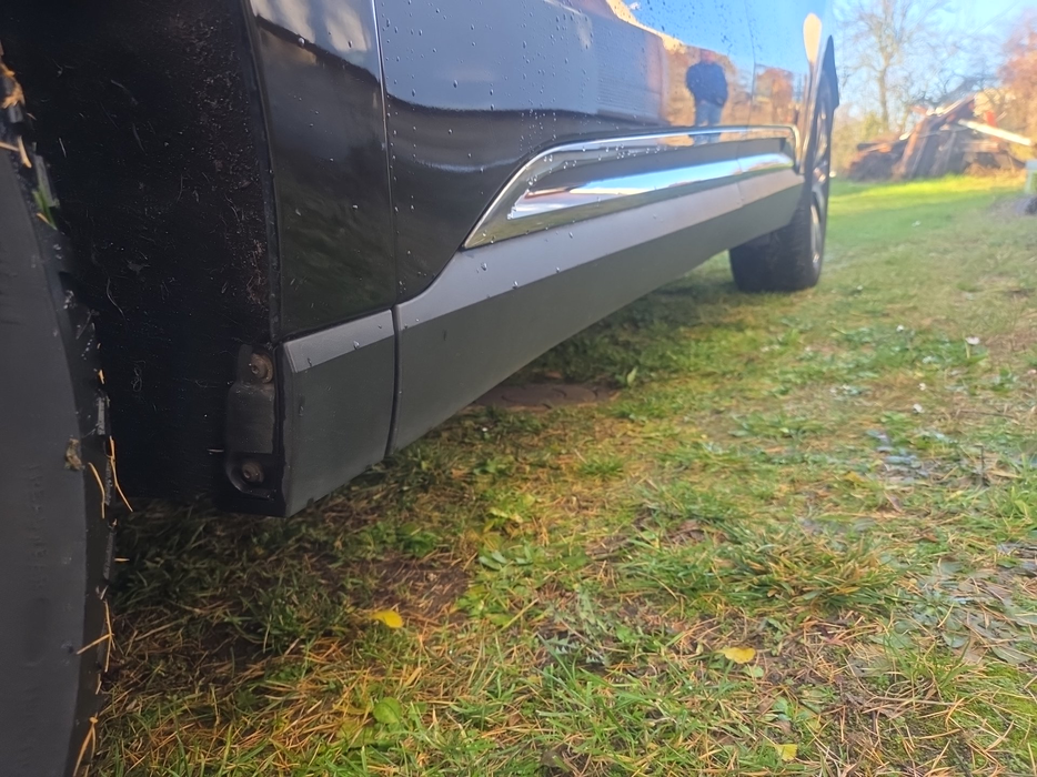 Zdjęcie progu przedniego lewego od dołu po przekątnej