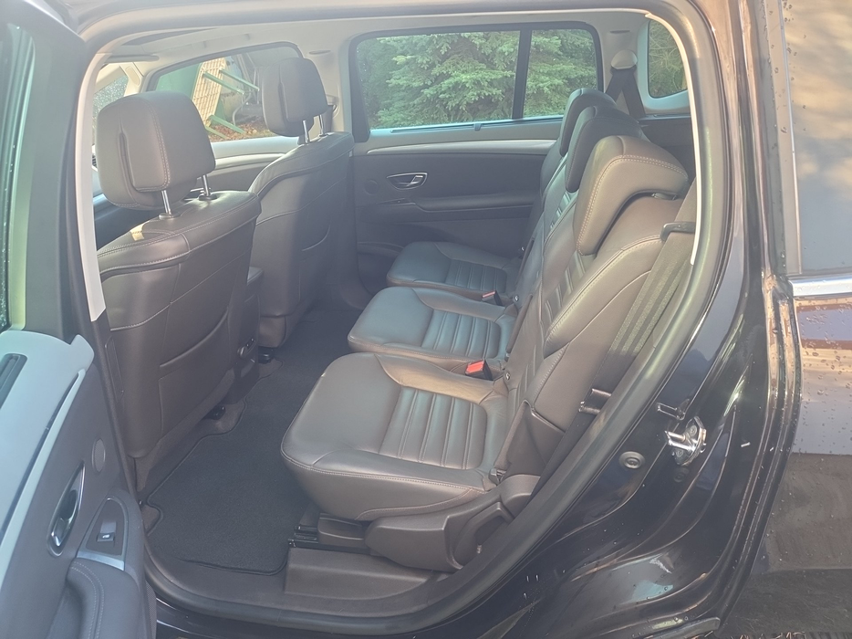 Zdjęcie kanapy tylnej z lewej strony