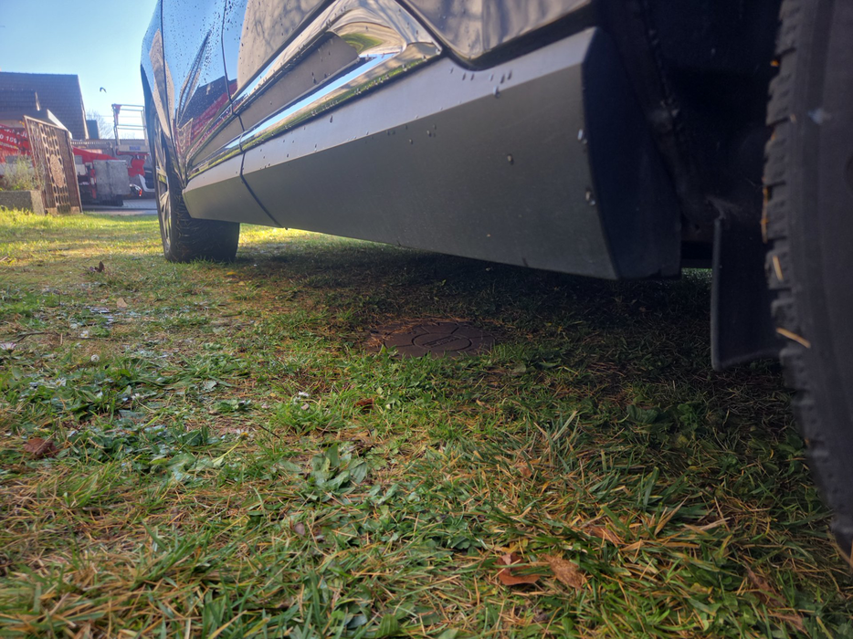 Zdjęcie progu tylnego lewego od dołu po przekątnej