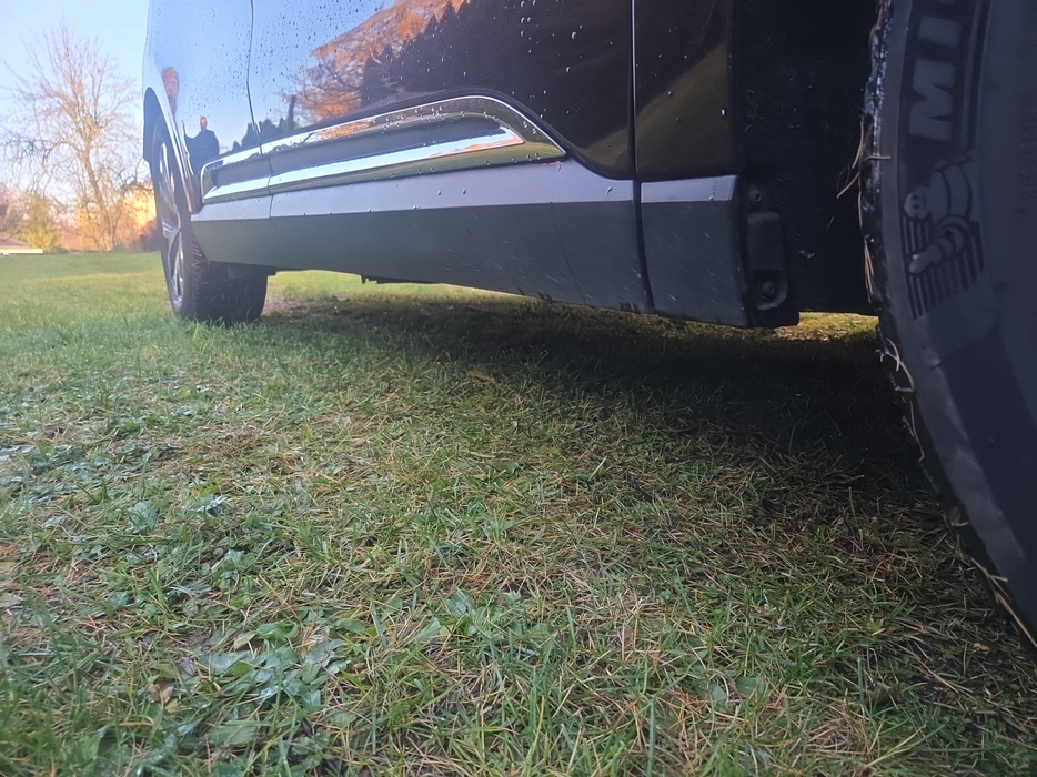 Zdjęcie progu przedniego prawego od dołu po przekątnej