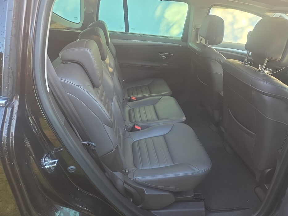 Zdjęcie kanapy tylnej z prawej strony