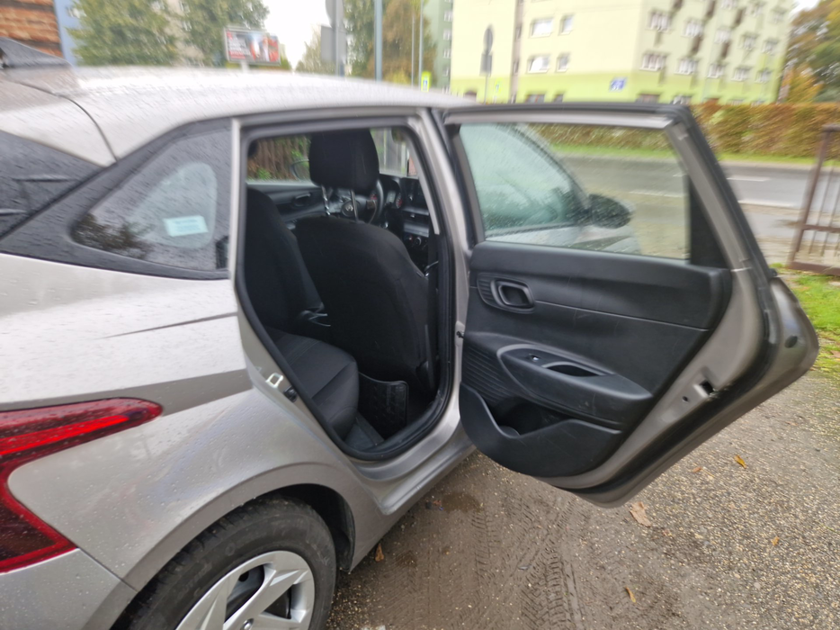 Zdjęcie wnętrza od pasażera, tył